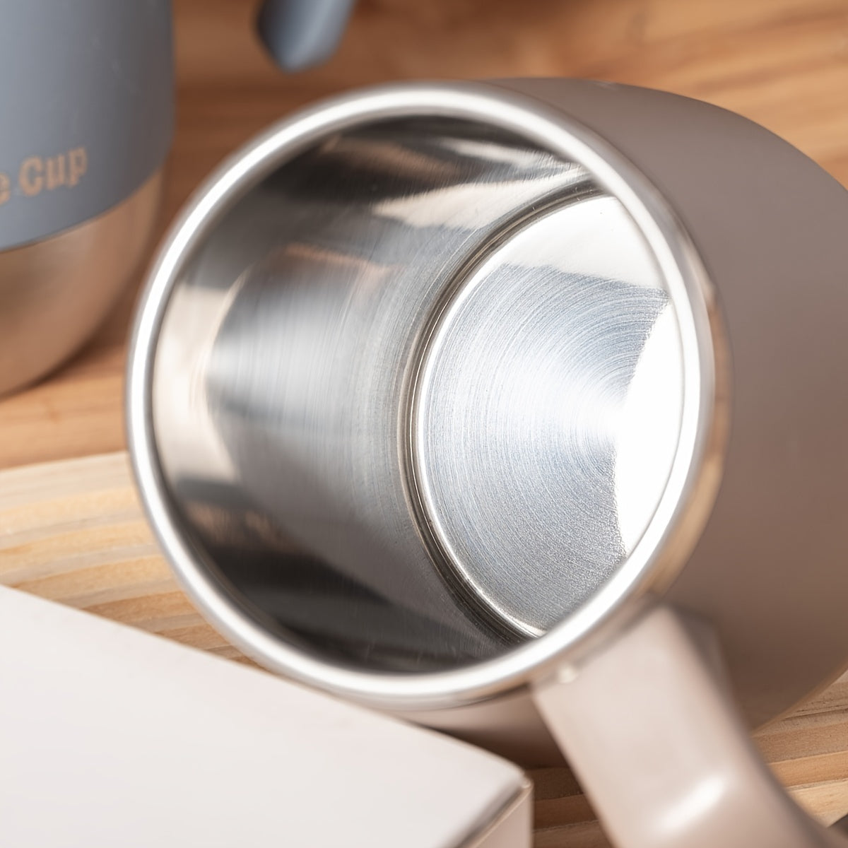 Stainless Steel Coffee Mug with Lid, 16.91oz Double-Layer Reusable Drinking Cup in Blue, Red or Khaki for Everyday Home Coffee Breaks and Campsite Beverages