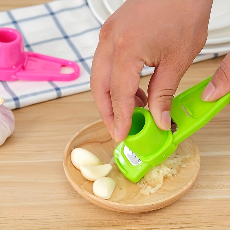 Mini Garlic Grinder in Green Plastic, Single Manual Garlic Mashing Tool with Compact Design for Home Kitchens, Picnic Meal Prep and Barbecue Marinades