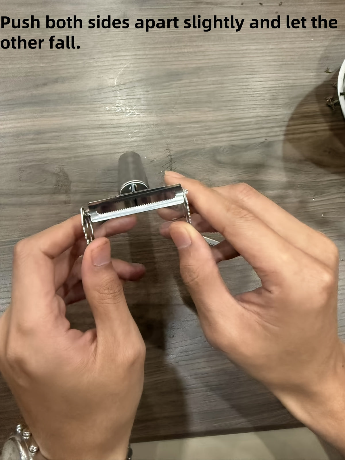 Multi-Use Fruit and Vegetable Peeler in Silvery Stainless Steel, Single Manual Kitchen Tool with Slicing, Grating and Shredding References for Home and RV Meal Prep