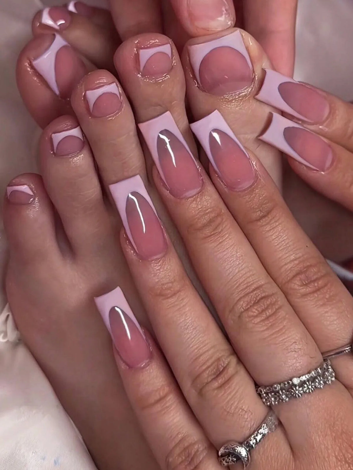Glossy Fake Toenails with Listed 48-Piece Full-Cover Design, French-Inspired Nail Styling in Nine Color Options for Women's At-Home Pedicure and Vacation Looks