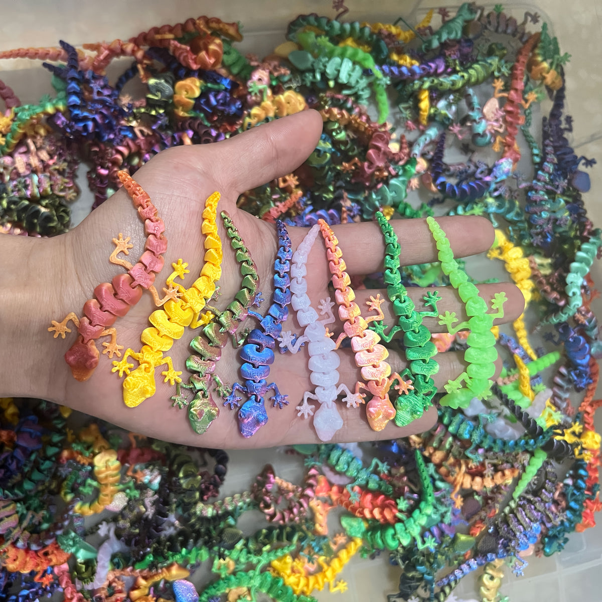 Gecko Figurines in a 20-Piece Random Color Assortment, 3D Printed PLA Animal Decorations with Listed 9cm Length for Shelf Displays and Seasonal Collections