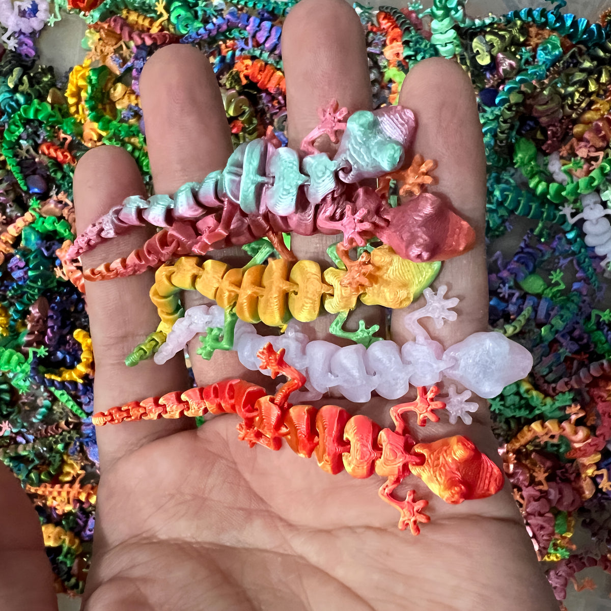 Gecko Figurines in a 20-Piece Random Color Assortment, 3D Printed PLA Animal Decorations with Listed 9cm Length for Shelf Displays and Seasonal Collections