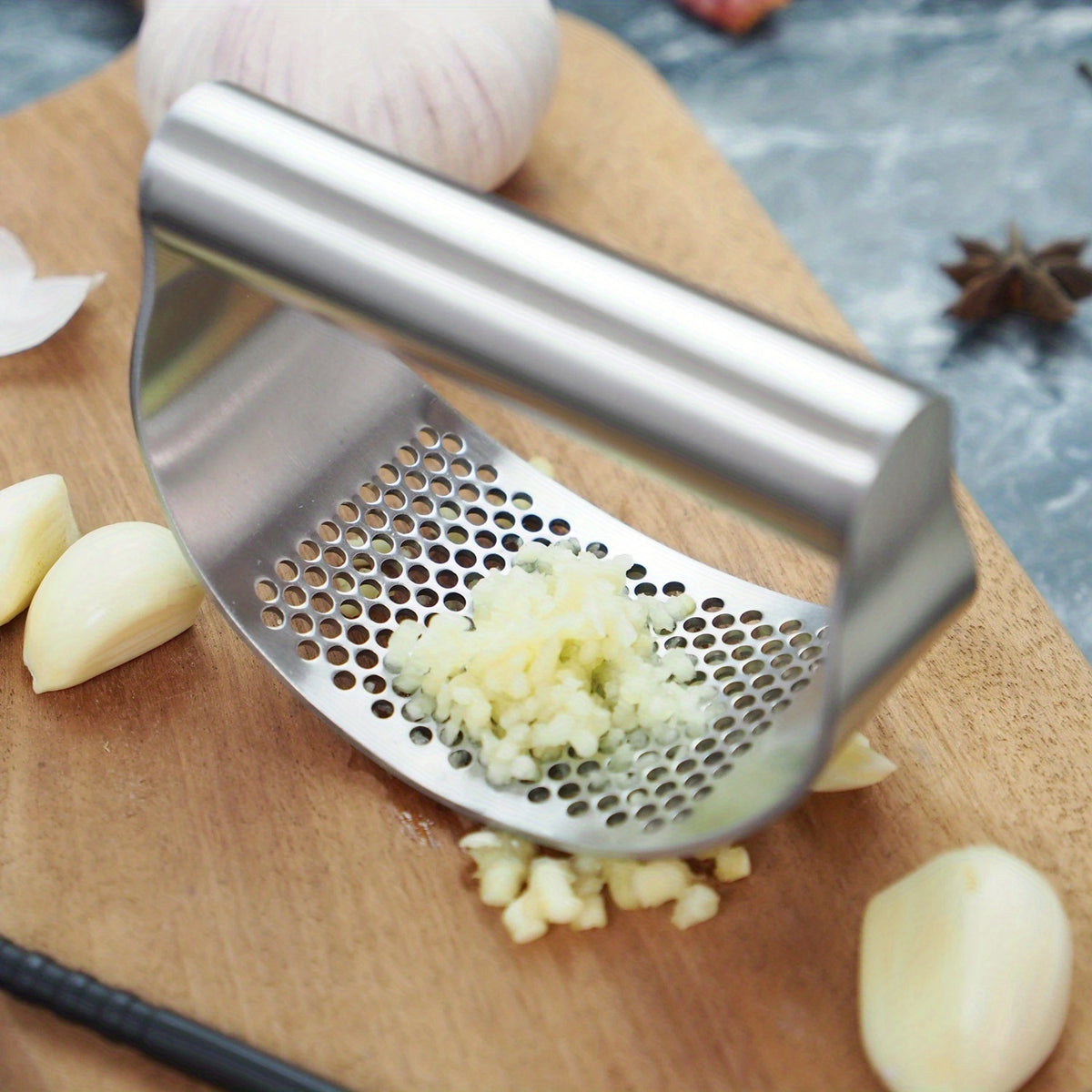 Arc-Shaped Garlic Press with Listed Stainless Steel Ring Design, Manual Garlic Masher for Homemade Sauces, Marinades and Everyday Kitchen Meal Preparation
