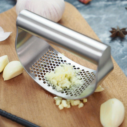 Arc-Shaped Garlic Press with Listed Stainless Steel Ring Design, Manual Garlic Masher for Homemade Sauces, Marinades and Everyday Kitchen Meal Preparation