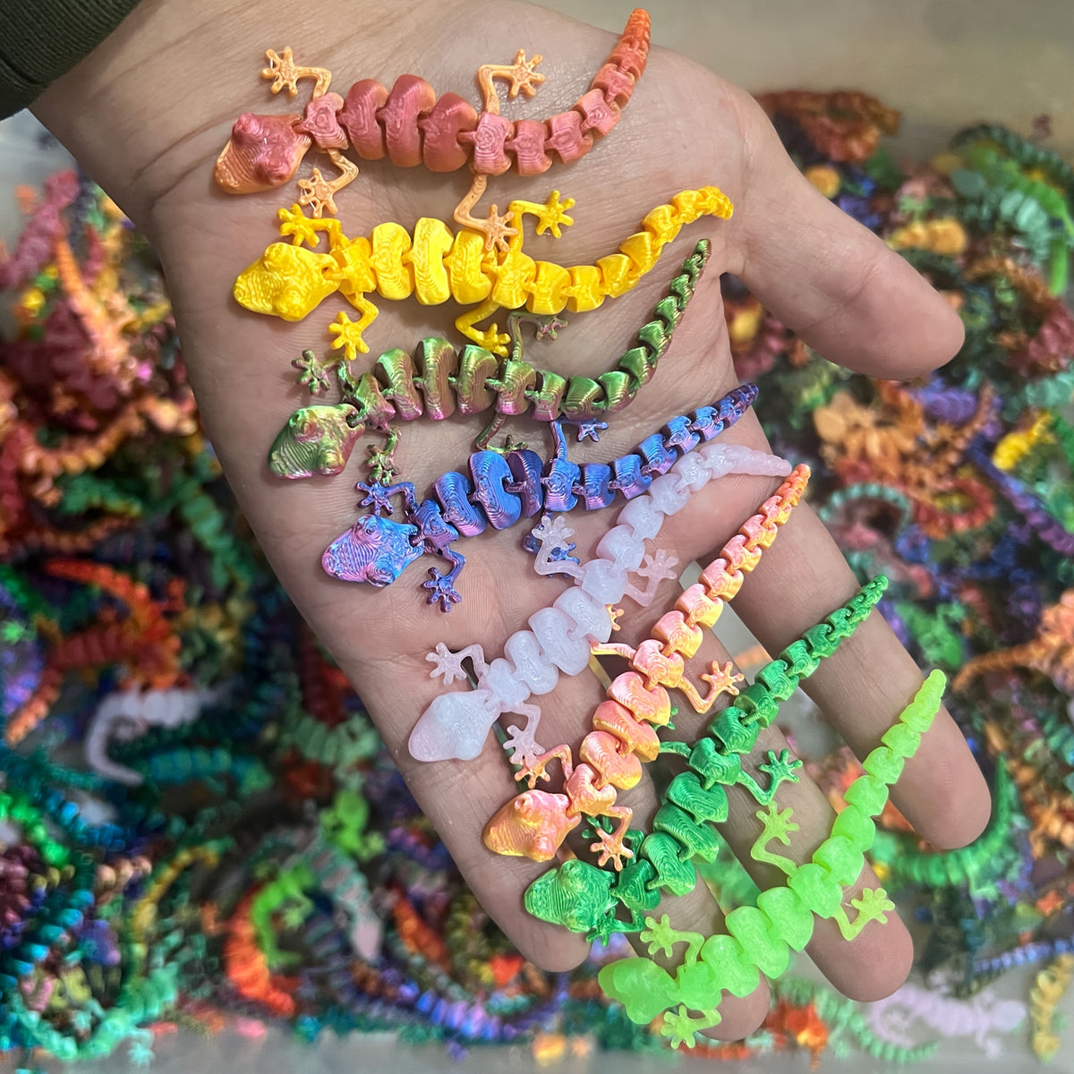 Gecko Figurines in a 20-Piece Random Color Assortment, 3D Printed PLA Animal Decorations with Listed 9cm Length for Shelf Displays and Seasonal Collections