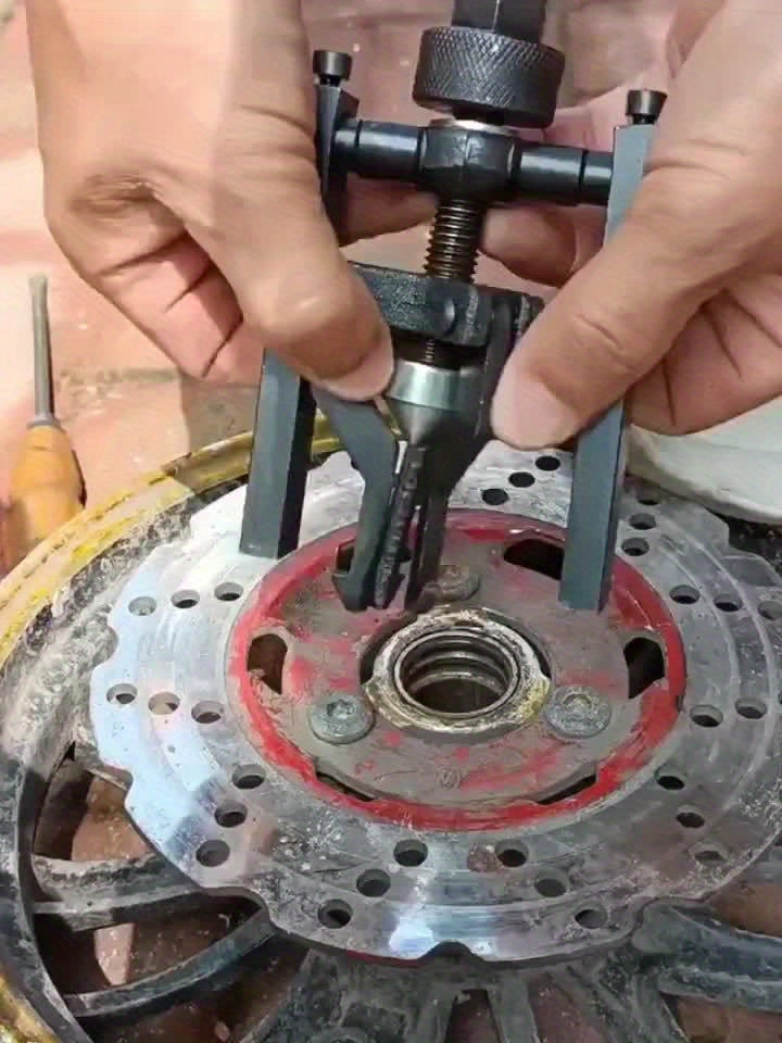 Three-Jaw Gear and Bearing Puller with Reversible Forged Steel Jaws, Black Oxide Finish and Phosphated Drive Screw for Compatible Workshop Removal Tasks