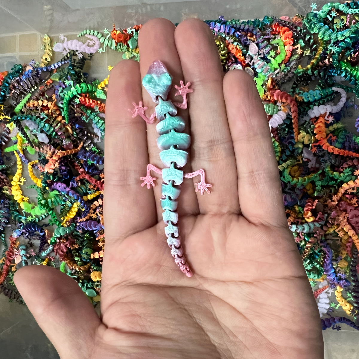 Gecko Figurines in a 20-Piece Random Color Assortment, 3D Printed PLA Animal Decorations with Listed 9cm Length for Shelf Displays and Seasonal Collections