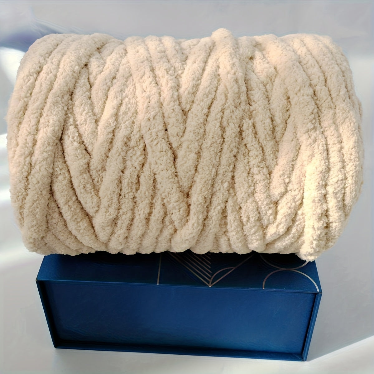 Chunky Chenille Yarn for Arm Knitting and Crochet, 750g Polyester Bulky Yarn with Ombre and Solid Style Options for DIY Blankets, Cushions and Handmade Gifts