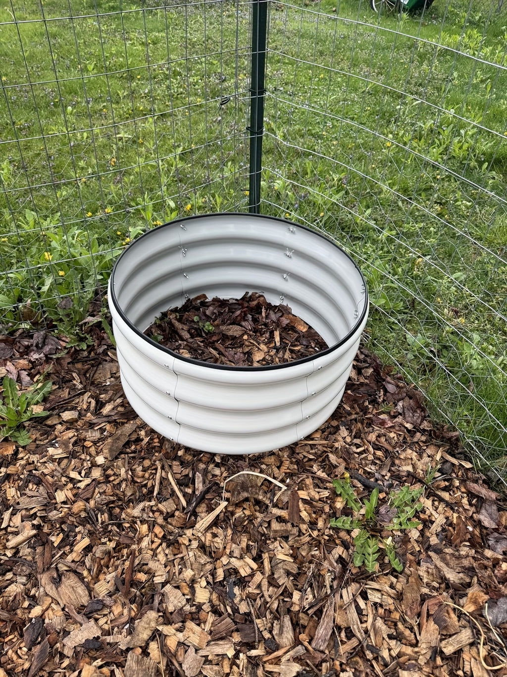 Compact Steel Raised Garden Bed Set with Three Open-Bottom Planters, Rubber Top-Rim Strips and Approximate 2x2x1ft Size in Green, Orange or Blue