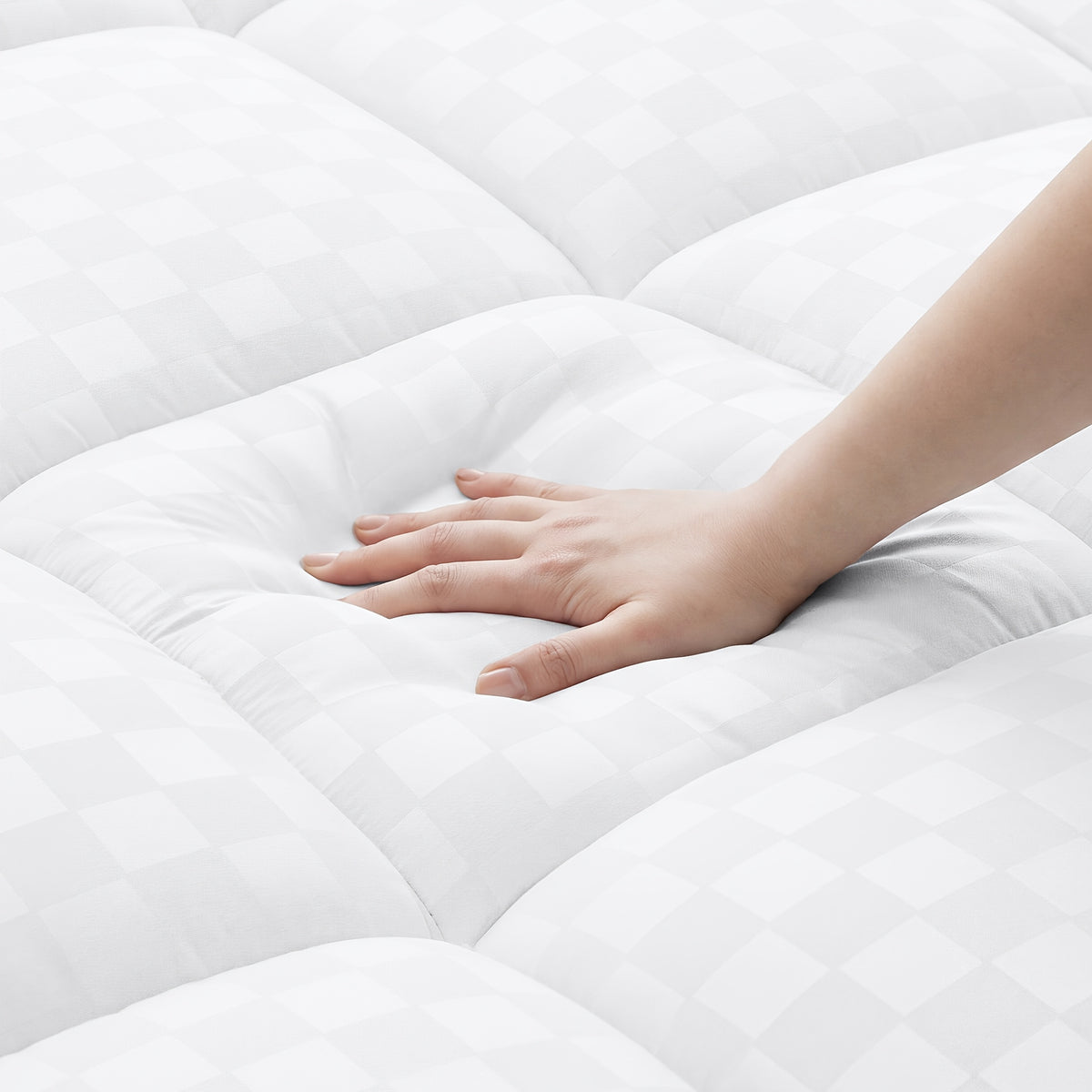 Deep Pocket Quilted Mattress Pad with Fitted Cover and Listed 21-Inch Stretch, Machine-Washable Bedding in Full, King and California King Sizes and Four Colors