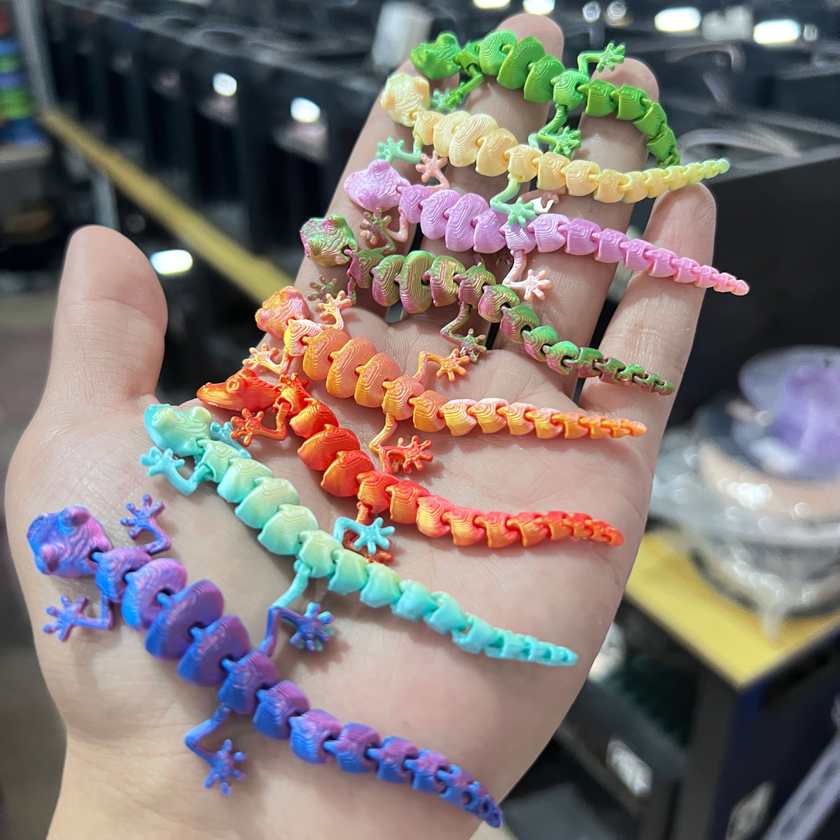 Gecko Figurines in a 20-Piece Random Color Assortment, 3D Printed PLA Animal Decorations with Listed 9cm Length for Shelf Displays and Seasonal Collections
