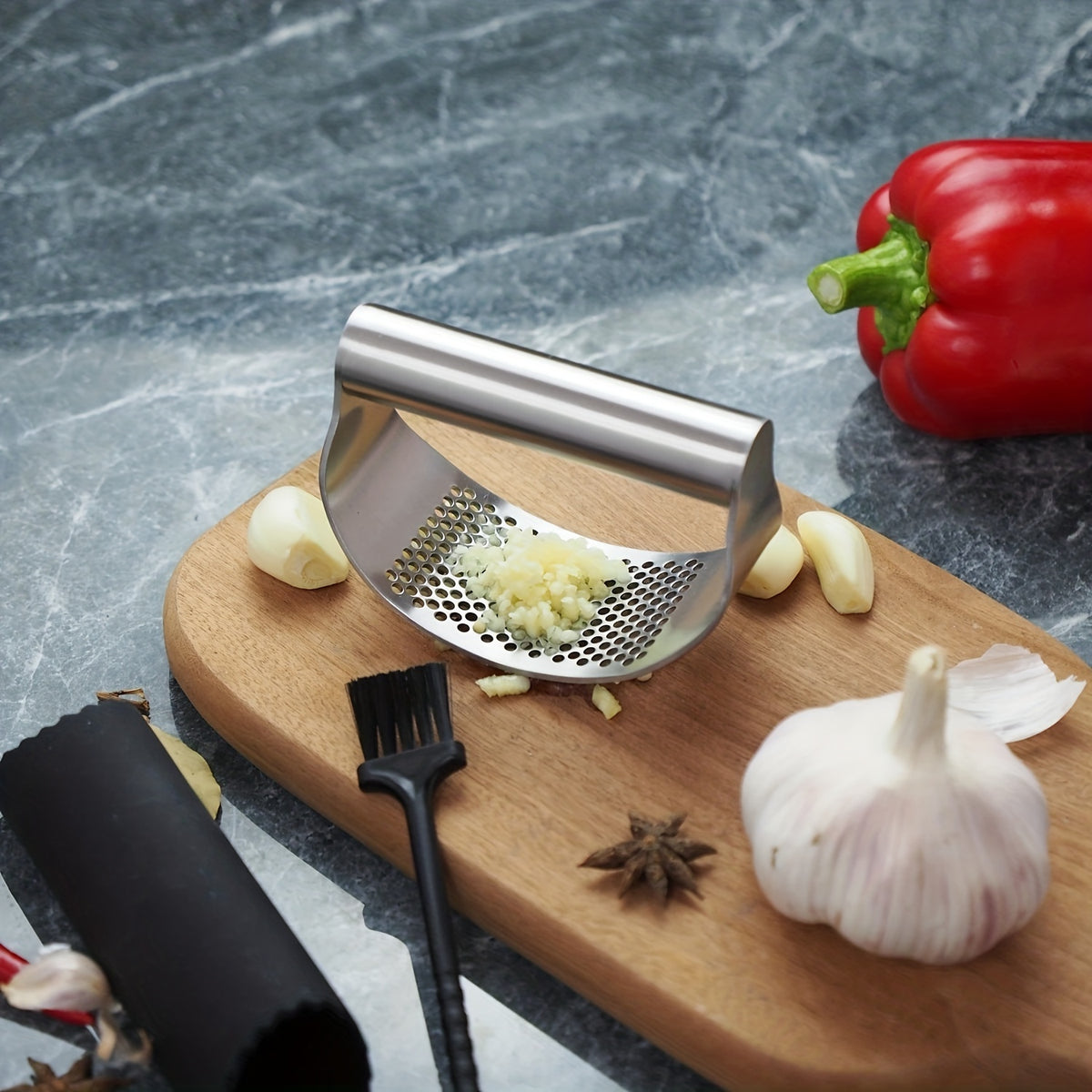 Arc-Shaped Garlic Press with Listed Stainless Steel Ring Design, Manual Garlic Masher for Homemade Sauces, Marinades and Everyday Kitchen Meal Preparation