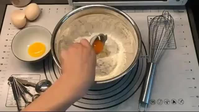 Stainless Steel Whisk Set of Three Manual Mixing Tools for Beating Eggs, Stirring and Blending Ingredients in Everyday Home Cooking and Baking